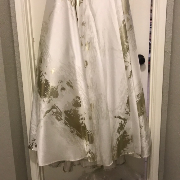 BEAUTIFUL EYE CATCHING GOWN!😁 - Picture 5 of 8